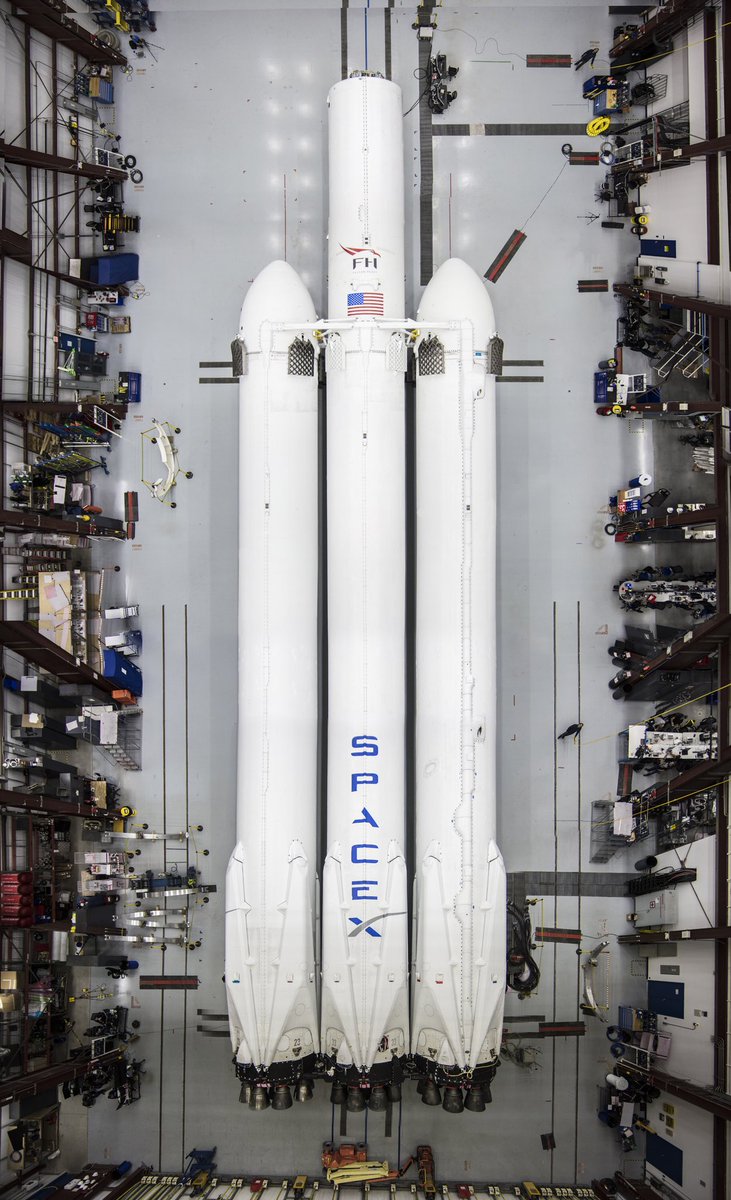 10975 Ілон Маск показав найпотужнішу ракету Falcon Heavy