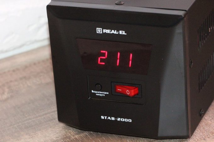 REAL-EL STAB-2000 – недорогой стабилизатор для защиты бытовой техники