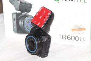 40902 NAVITEL R600 – автомобильный регистратор с хорошей видеосъемкой и не только