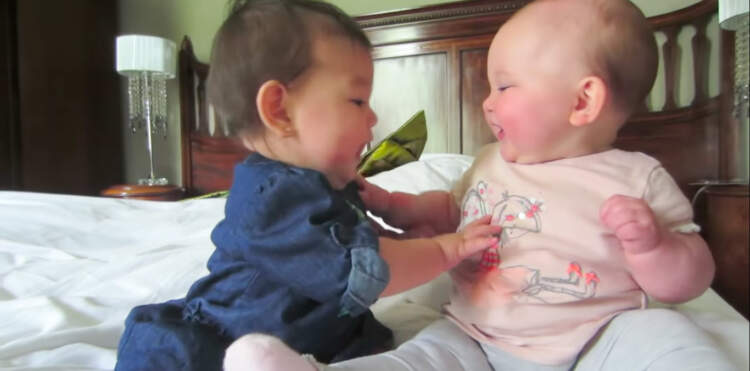 Самое умилительное видео с двойняшками, как же они забавно друг друга развлекают! Маленькие детки — это бесконечный источник радости, и ее в два раза больше когда деток двое