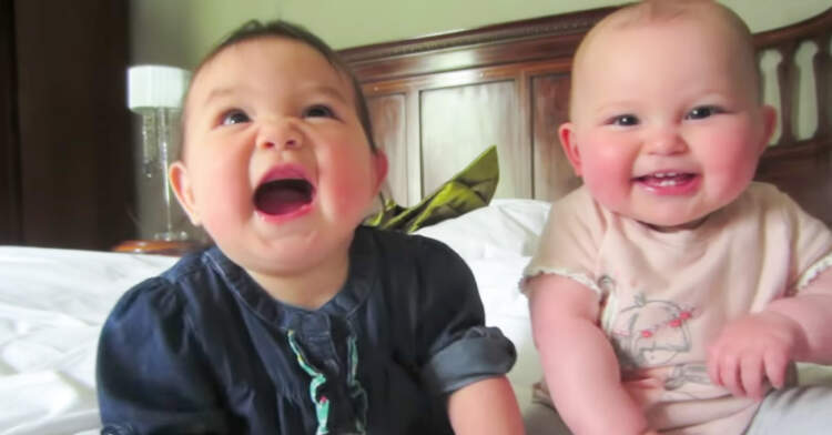 Самое умилительное видео с двойняшками, как же они забавно друг друга развлекают! Маленькие детки — это бесконечный источник радости, и ее в два раза больше когда деток двое