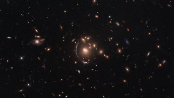 45848 Хаббл наблюдает очень далекие галактики через галактические линзы