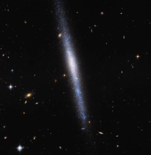 45554 Хаббл зафиксировал галактический водопад