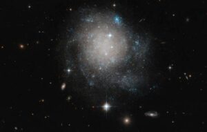 46173 Хаббла зафиксировал малоструктурированную галактику с голубыми звездами по краям