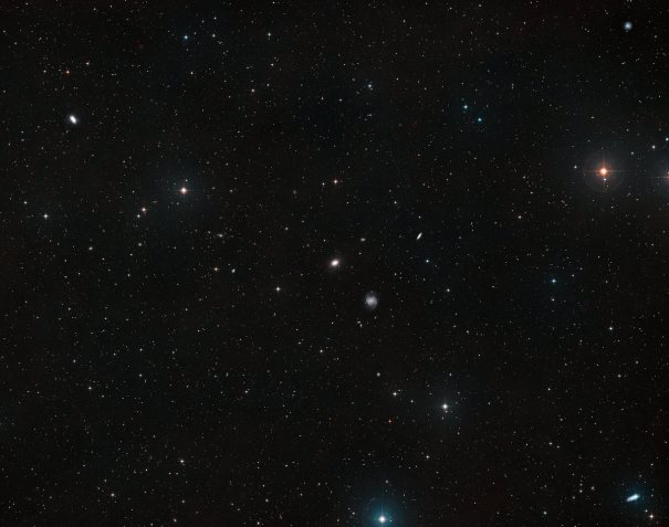 небо вокруг галактики NGC 1052-DF4