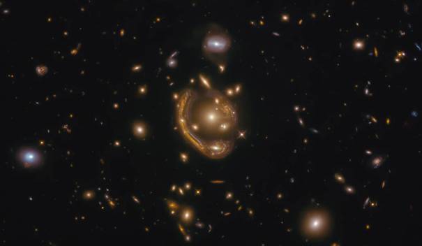 галактика GAL-CLUS-022058s - самое большое и одно из самых полных колец Эйнштейна