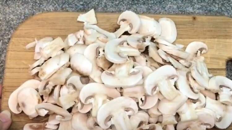 Душистый грибной суп, который нужно варить сразу в двух кастрюлях