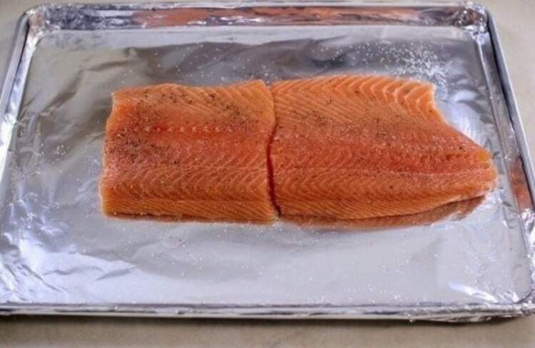 Рецепт рыбы, которую можно есть без гарнира: сочная и ароматная. Готовится быстро, а съедается еще быстрее