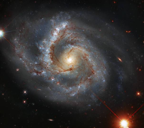 54023 Хаббл зафиксировал галактику с необычным плечом