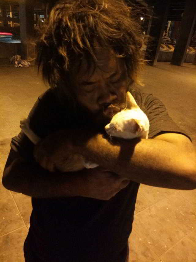 Бездомный мужчина каждый день кормит уличных кошек, при том, что сам порой голодает