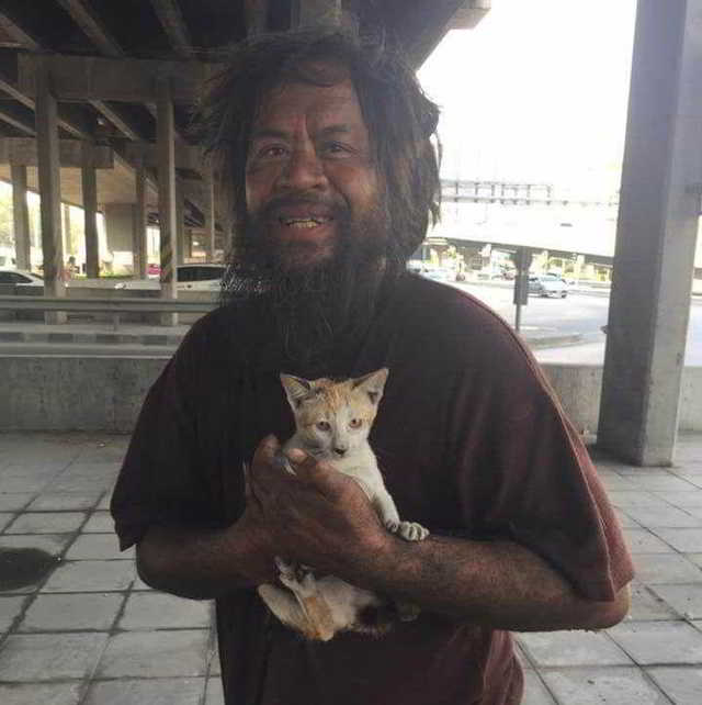 54471 Бездомный мужчина каждый день кормит уличных кошек, при том, что сам порой голодает