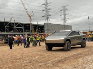 54659 Пикап Tesla Cybertruck показан строителям Gigafactory 5 в Техасе (4 фото)