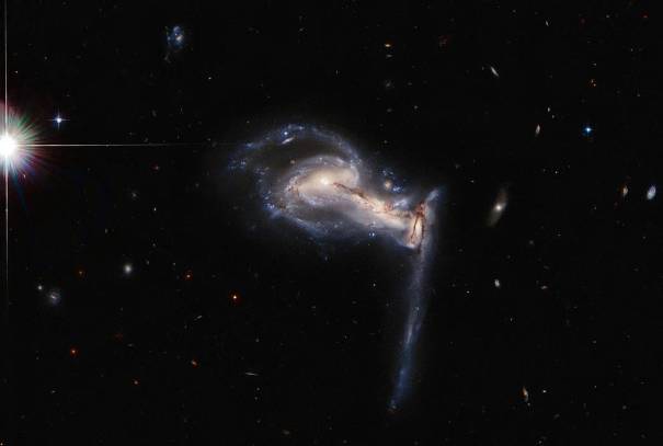 56655 Хаббл следит за тремя сталкивающимися галактиками