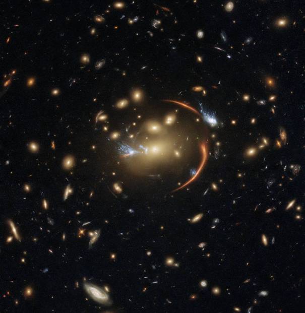 56488 Хаббл засек далекую галактику через гравитационную линзу