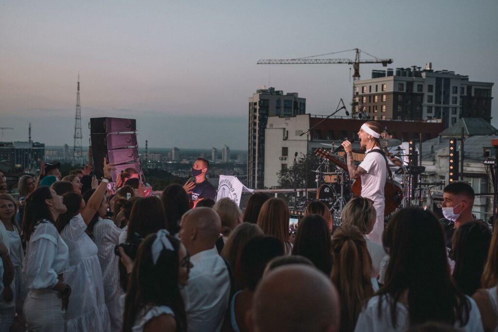 56725 Захід, білий дрес-код і два sold out: Як в Києві пройшли акустичні концерти Артема Пивоварова