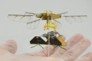 59745 Дрон-насекомое от Toyota «питается» энергией от радиоволн и летает без аккумуляторов (2 фото)