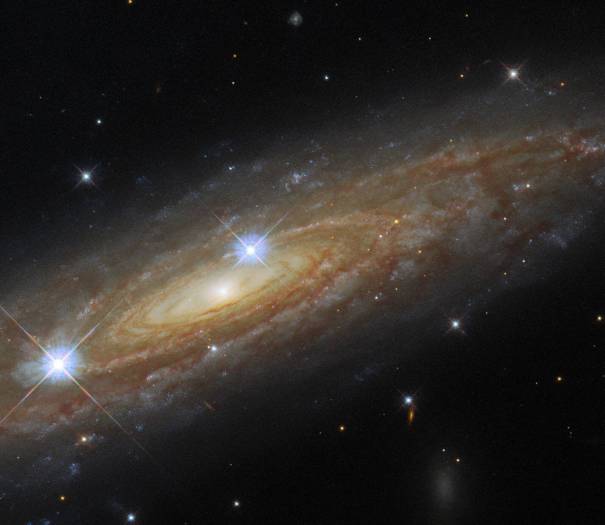 59661 Хаббл снимает грань потрясающей спиральной галактики