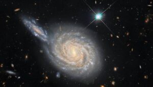 60249 Хаббл увидел две далекие пересекающиеся галактики