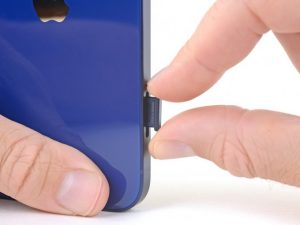 61442 Китайцы научились устанавливать лоток для сим карт в iPhone 14 без сим карты