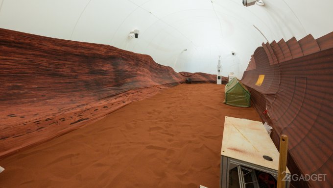 62268 4 добровольца заперли себя в симуляторе Марса: они проведут там год (2 фото)