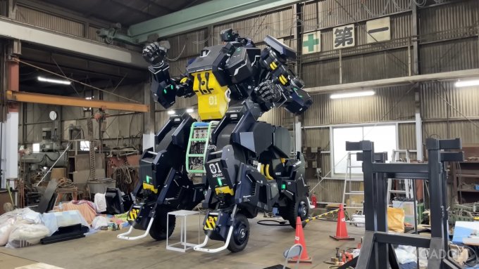 62458 В Японии начались продажи 5-метрового робота-трансформера за 3 000 000 $ (2 фото + видео)