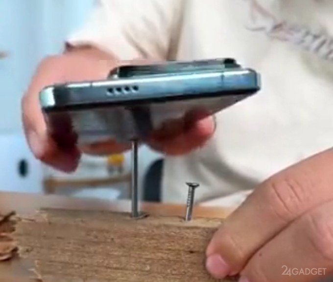 62516 Xiaomi 14 Pro вместо молотка забивает гвозди (видео)