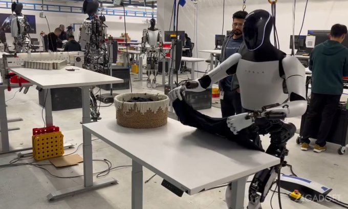 62660 Илон Маск показал, как человекоподобный робот Tesla Optimus складывает футболку на столе (видео)
