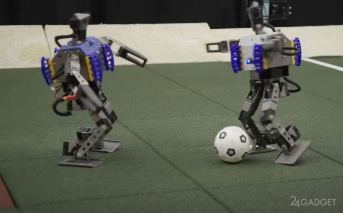 62840 Google научила роботов играть в футбол (видео)