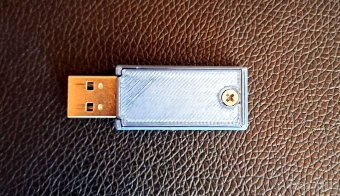 62908 Представлена "неубиваемая" USB-флэшка объёмом 8 КБ (3 фото)