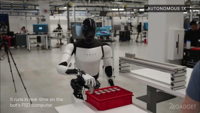 62892 Tesla показала, как роботы Optimus с помощью людей складывают аккумуляторы в контейнер (видео)