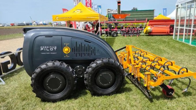 62926 В России представили первый в мире полностью беспилотный робот-трактор (3 фото)
